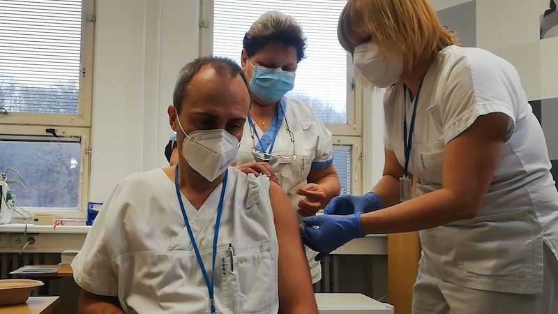 Zdravotníci: Covid není běžná chřipka, očkování je nezbytné